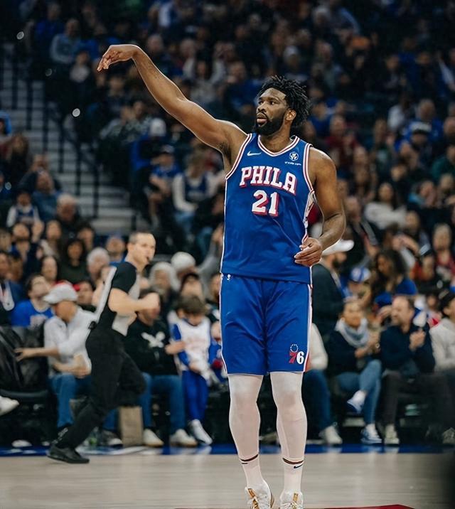 包含恩比德在胜利比赛中成为球队得分王，贡献不容忽视的词条